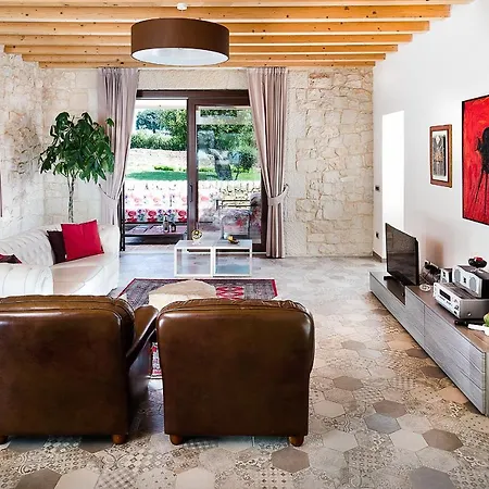 Sleeps 9 Pool Air Con Wifi Donnafugata