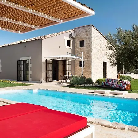 Sleeps 9 Pool Air Con Wifi * Donnafugata